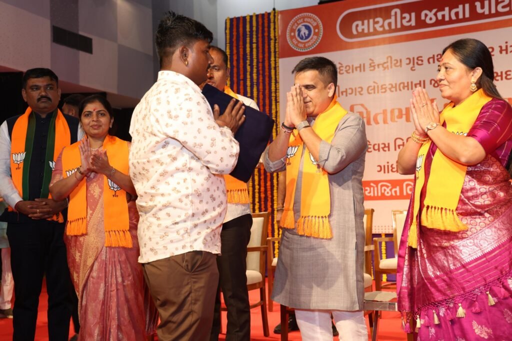 હર્ષ સંઘવીએ સફાઈ કામદારો સાથે બેસીને ભોજન લીધું / X@sanghaviharsh