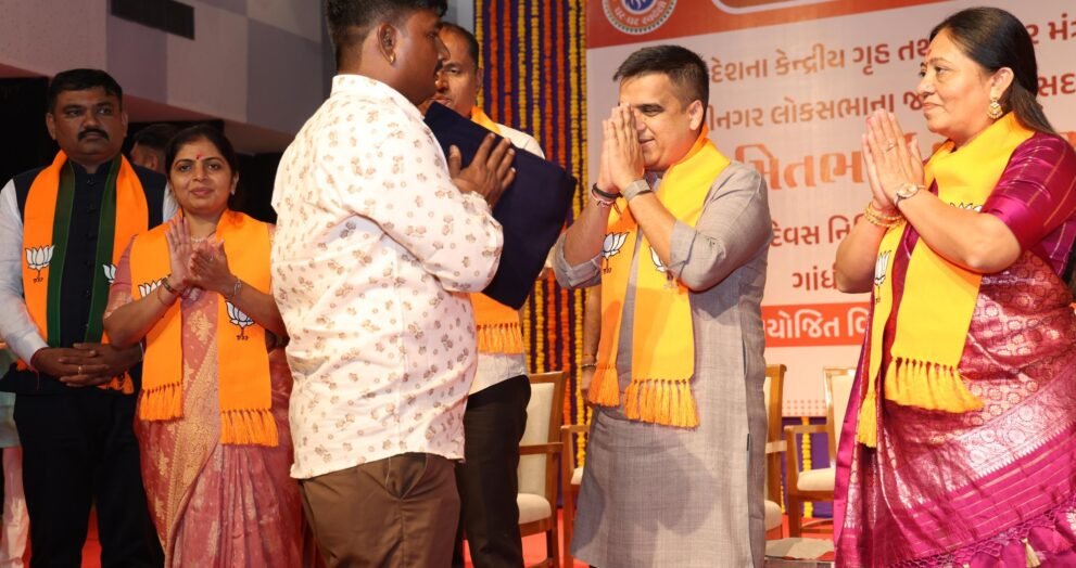 હર્ષ સંઘવીએ સફાઈ કામદારો સાથે બેસીને ભોજન લીધું / X@sanghaviharsh